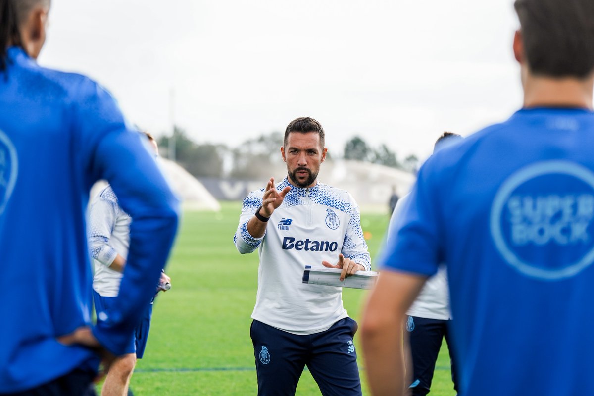 FCPorto's tweet photo. A sessão está a começar ⚽️ https://t.co/5PucUgnCsP