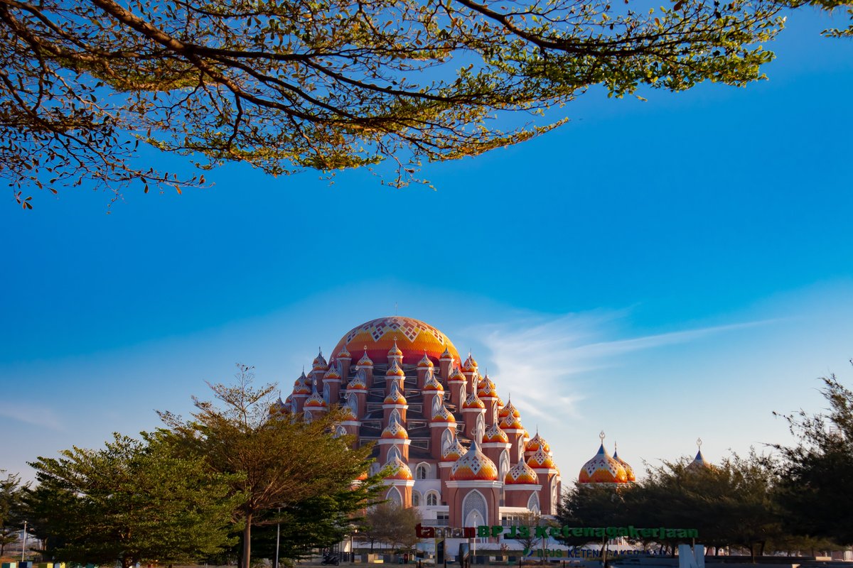 pesonaindonesia's tweet photo. Justin #Hubner โ Makassar, Sulawesi Selatan
Kakek Justin lahir di #Makassar.
Kalau lagi mampir ke Kota Daeng, coba sempatkan lihat salah satu landmark ikoniknya: Masjid 99 Kubah.
Warnanya aja sudah bikin mata auto nengok ๐ https://t.co/35Omp5uZzR