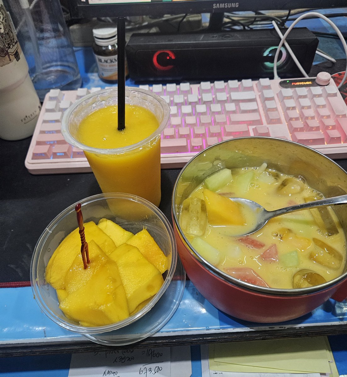 lynxcamell's tweet photo. makan mangga lalu minum jus mangga lalu dessertnya sop kuah mangga, otw mabok mangga https://t.co/5FuqSnNmB1