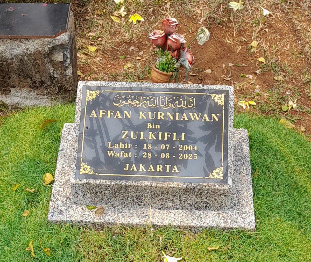 rizalakbarm_'s tweet photo. berziarah ke makam sosok yg namanya mampu memantik nyala suar perlawanan. https://t.co/40NewVLuuY