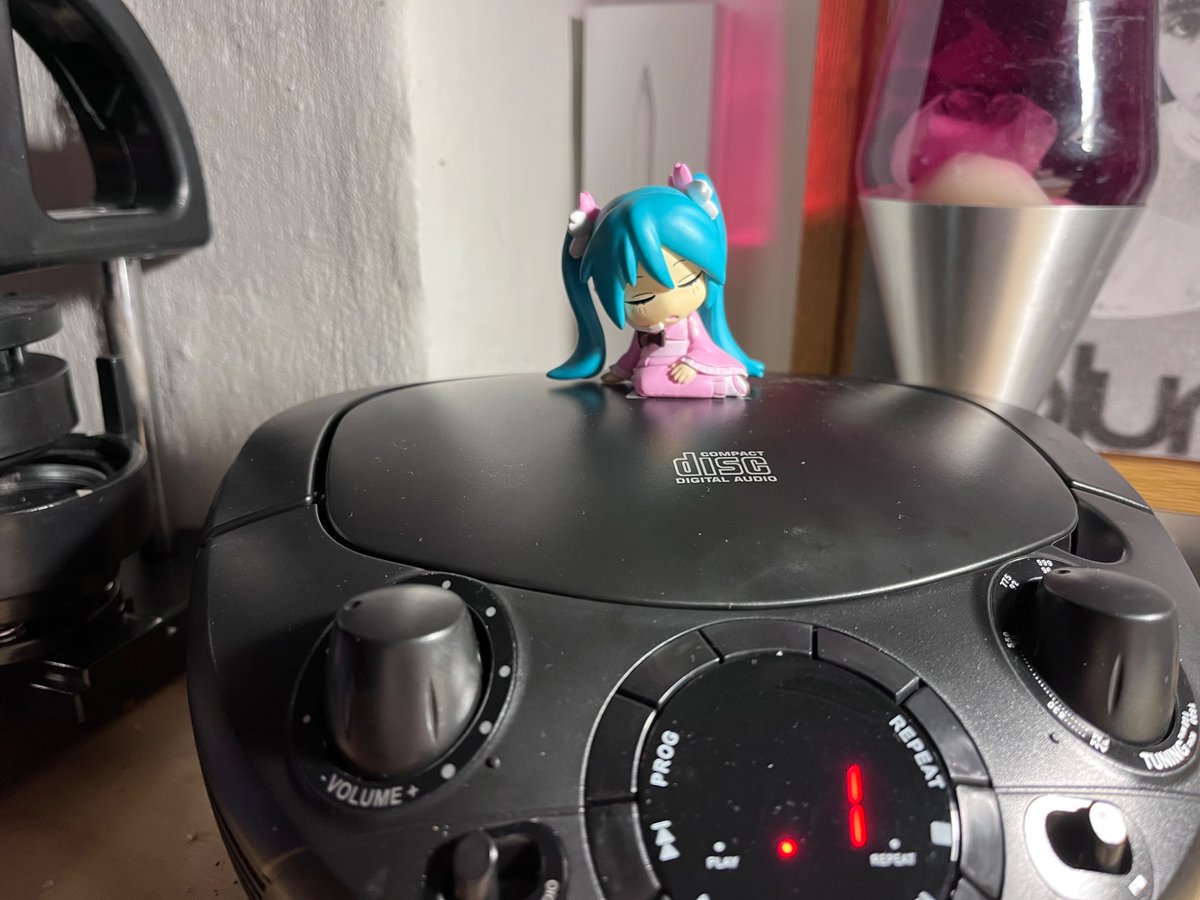 junko_diedd's tweet photo. miku is so cute  up there. https://t.co/C61lltN5gk