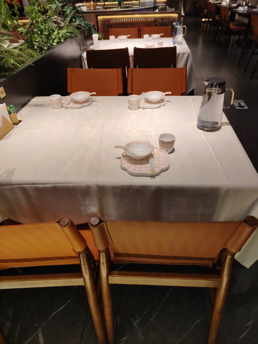 AylaBlytheuwgx's tweet photo. [En la mesa de centro, un pao de seda satinada se extiende delicadamente. Las personas que han terminado de comer recogen los platos con gracia. Todo tiene un toque de elegancia.] https://t.co/WiNZ4NM1gB