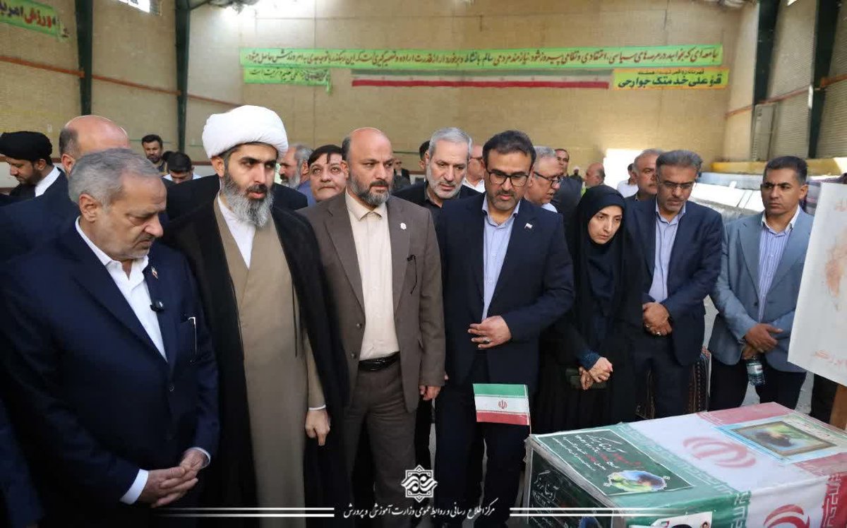 irimedu's tweet photo. وزیر آموزش‌وپرورش درسفر به شهرستان‌لامرد، با ادای احترام به شهدای حمله موشکی جنگ رمضان، ازمجموعه ورزشی شهیدنعیمی، محل شهادت۴دانش‌آموز و یک‌معلم، بازدید و برتداوم حمایت از دانش‌آموزان‌وخانواده‌های شهدا این‌حادثه، پیگیری روندبازسازی و احیای فضاهای آموزشی و ورزشی آسیب‌دیده تأکیدکرد. https://t.co/UUqQ04McFx
