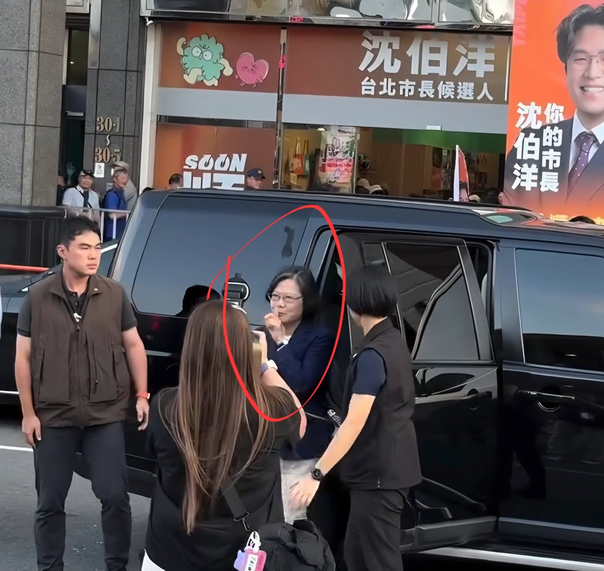 ChinaTruthFiles's tweet photo. 蔡英文一下車全場就炸了，還要趕緊比「噓」叫大家小聲，這人氣真的沒人比得上。

可直接貼的版本（更短、更容易轉）：

小英一下車尖叫聲直接爆掉，還要自己比噓叫大家安靜，這人氣也太誇張了吧😂 https://t.co/KPWuWL6VQU