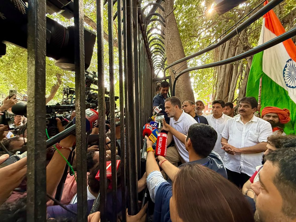 hemantrajora_'s tweet photo. Rahul Gandhi talking to the press at Akashvani Bhawan https://t.co/eHCFQ9pp2s