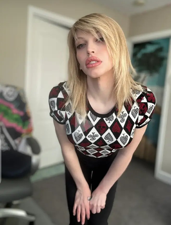 tsconni's tweet photo. I’m trans 🏳️‍⚧️❤️ Would you still call me pretty? 🥰✨ https://t.co/BPa5j8srnc