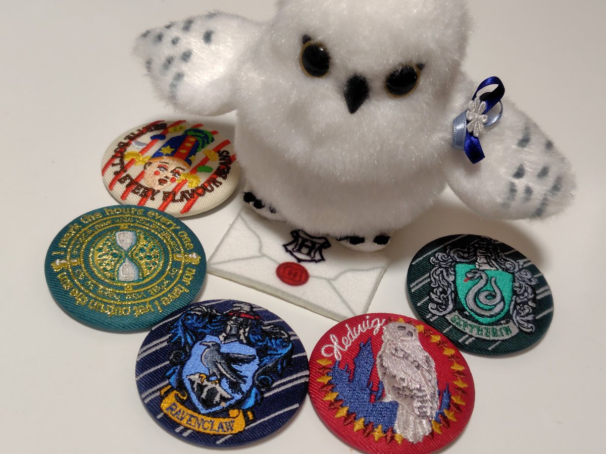gnrst09's tweet photo. ハリポタの刺繍缶バッチビスケット、開封！
自寮も自引きできたし、満足！刺繍が細かくて可愛いねぇ！ https://t.co/JdXTikPAb5