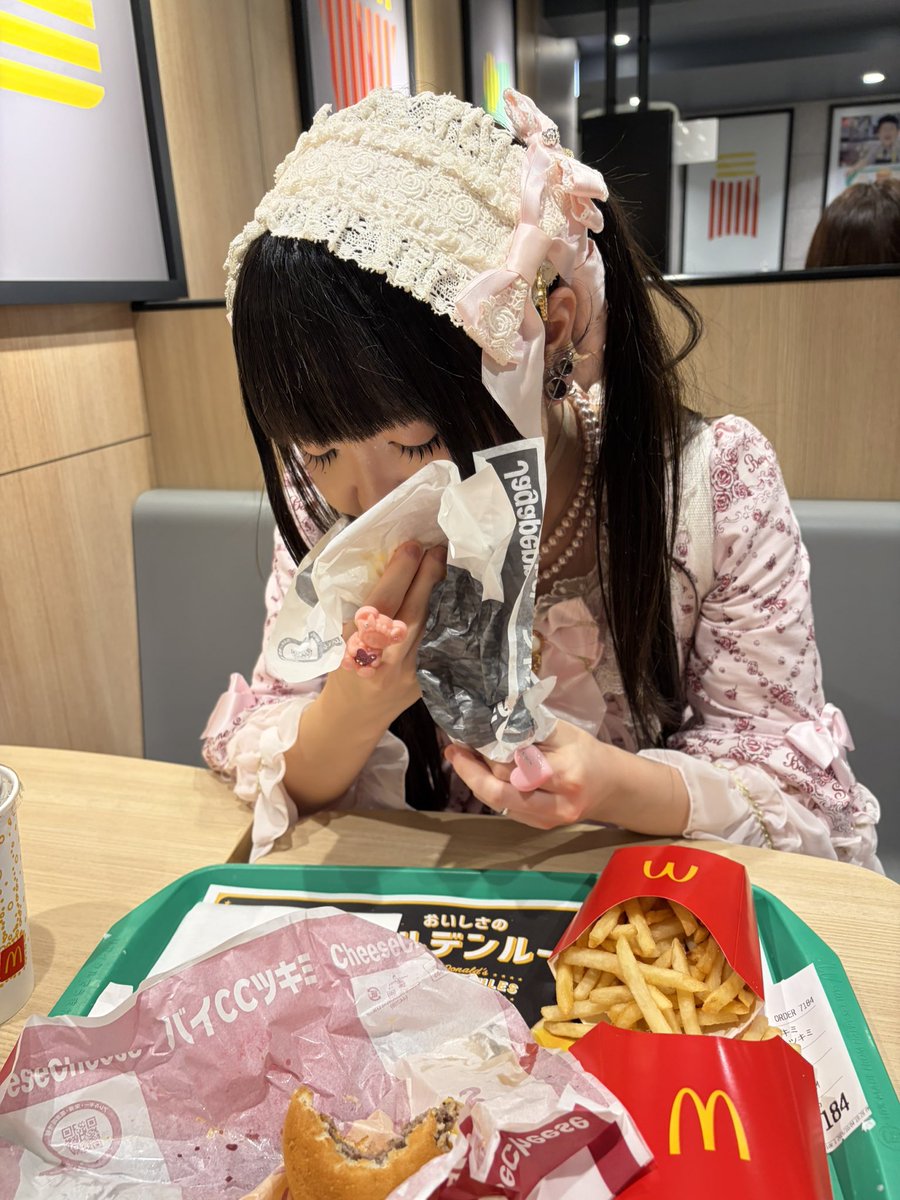 kukua_yurun's tweet photo. ロリィタでもマック食べたいよね https://t.co/6j9VhRB9ll