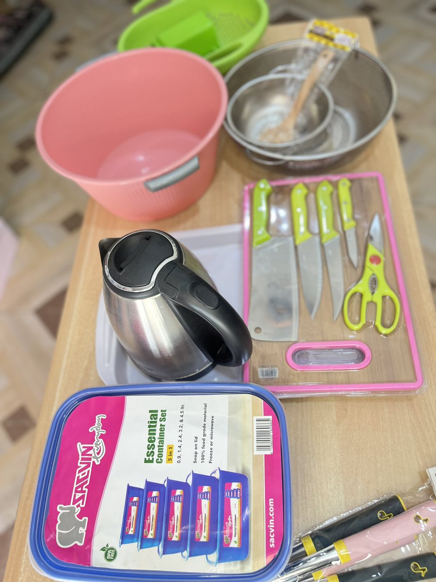 FatimaAkanbi's tweet photo. We have different affordable combs for students, plus all the basic kitchen essentials you need to set up your student kitchen without breaking the bank. #combo #kitchentoolsng #ilorintwittercommunity https://t.co/nRbgSdkxZ2