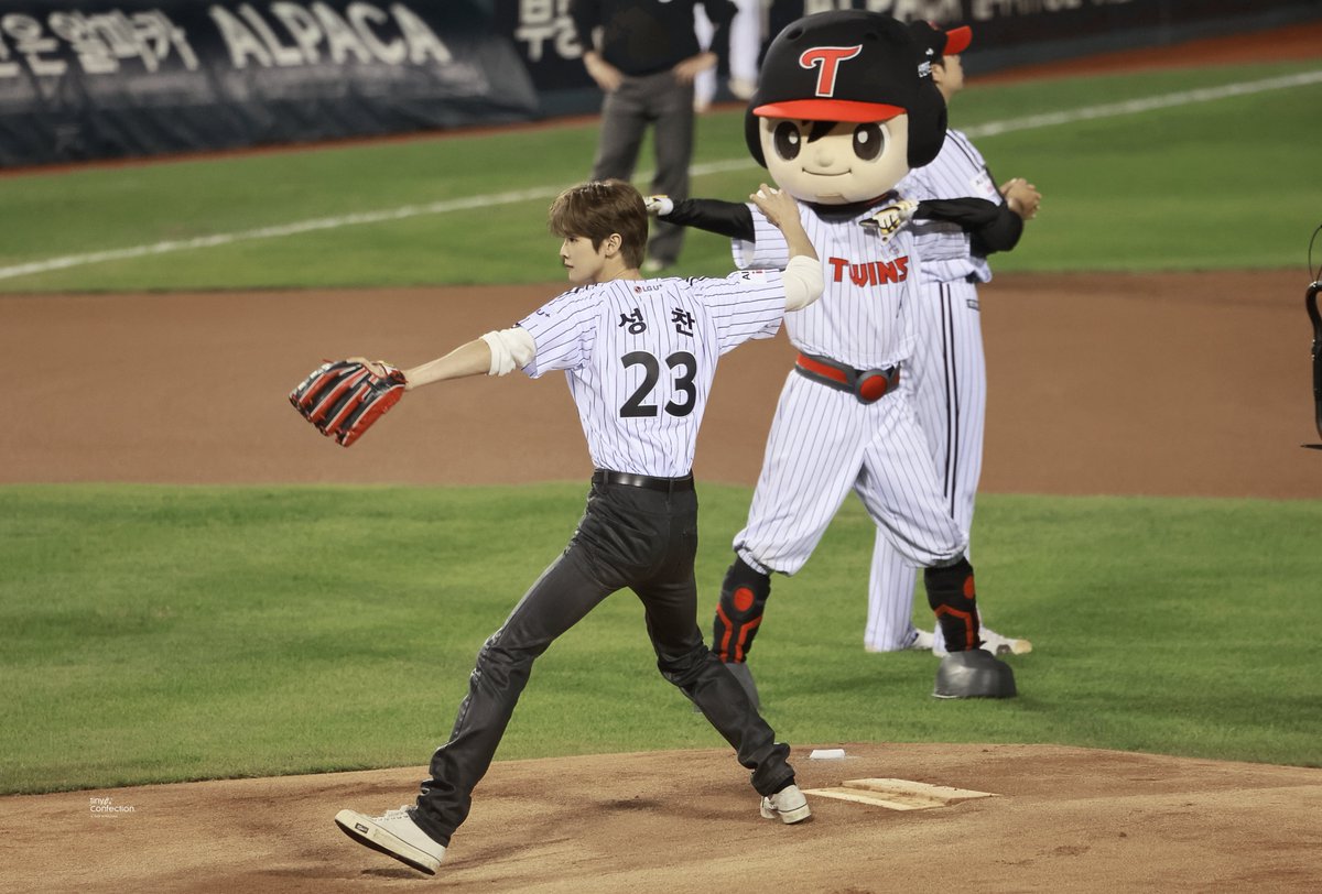 tinyConfection's tweet photo. 261006 LG 잠실 시구⚾️
#SUNGCHANxLGTWINS #성찬LG시구 
#성찬 #SUNGCHAN #ソンチャン 
#RIIZE #라이즈 https://t.co/3WYnhAdK0M
