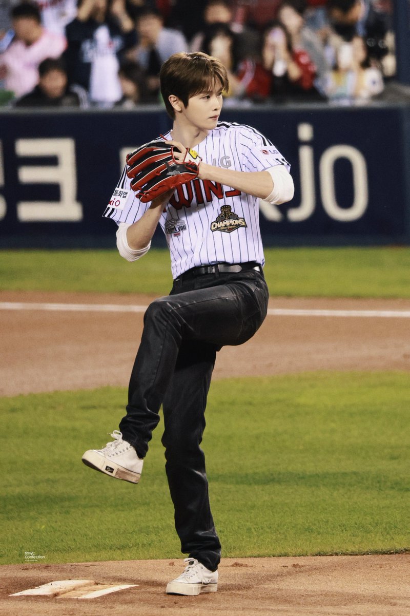 tinyConfection's tweet photo. 261006 LG 잠실 시구⚾️
#SUNGCHANxLGTWINS #성찬LG시구 
#성찬 #SUNGCHAN #ソンチャン 
#RIIZE #라이즈 https://t.co/3WYnhAdK0M