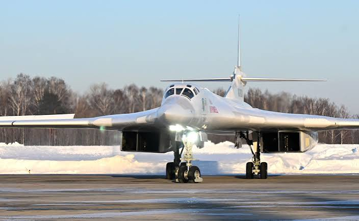 JacquesFrre2's tweet photo. ⚠️#Ukraine - Importantes frappes combinées🇷🇺 dans la profondeur en préparation, impliquant 6 Tu-95MS avec environ 30 missiles de croisière Kh-101 en combinaison avec 3x Tu-160M2 #RuAF https://t.co/GQXLL07EZy