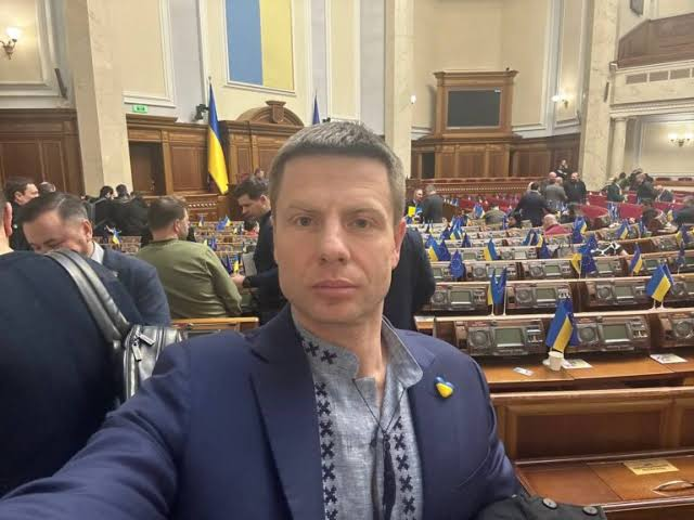 NOELreports's tweet photo. Ukraine’s European Solidarity parliamentary faction voted to expel MP Oleksiy Goncharenko on October 5 over disagreements on ending the war and Ukraine’s future security architecture. The party said his public positions diverged from its principles, including a strong Ukrainian army and membership in the EU and NATO. It said Ukraine’s independence and right to determine its own security system cannot be compromised. #Ukraine