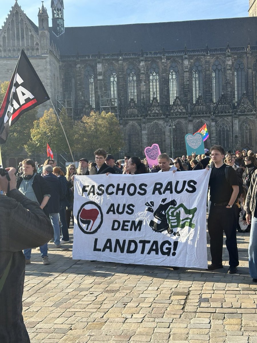 MaDeOHV's tweet photo. Dienstag, 11:00 Uhr in Magdeburg/Deutschland, der geneigte Linksextremist demonstriert, während der wertschaffende Bürger am Arbeitsplatz tätig ist! 
Mich kotzen diese Typen von Antifa bis Omas gegen rechts einfach nur noch an! https://t.co/hyp0qTxP2N