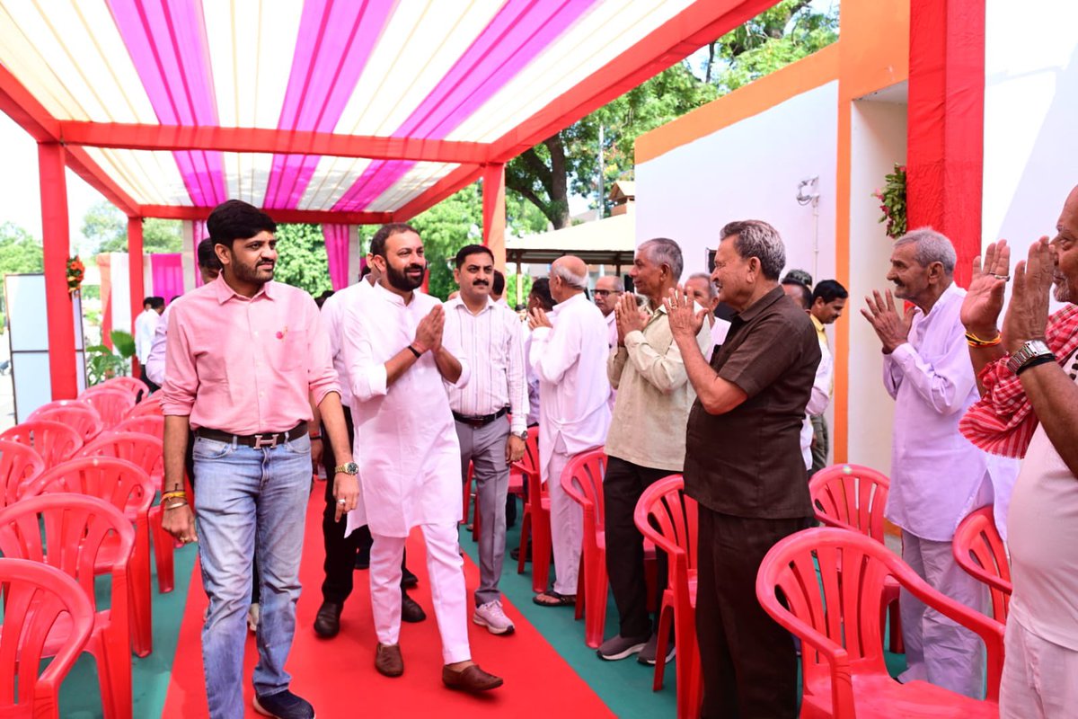 pksingh_iffco's tweet photo. 🩸 रक्तदान केवल रक्त की कुछ बूँदें देना नहीं, किसी परिवार की उम्मीद और किसी जीवन की धड़कन बचाना है।

आज ‘सेवा संकल्प अभियान’ के अंतर्गत इफको कलोल द्वारा इंडियन रेड क्रॉस सोसायटी, गांधीनगर के सहयोग से कस्तूरीनगर में आयोजित रक्तदान शिविर में 54 रक्तदाताओं ने रक्तदान कर मानवता की सेवा का अनुपम उदाहरण प्रस्तुत किया।