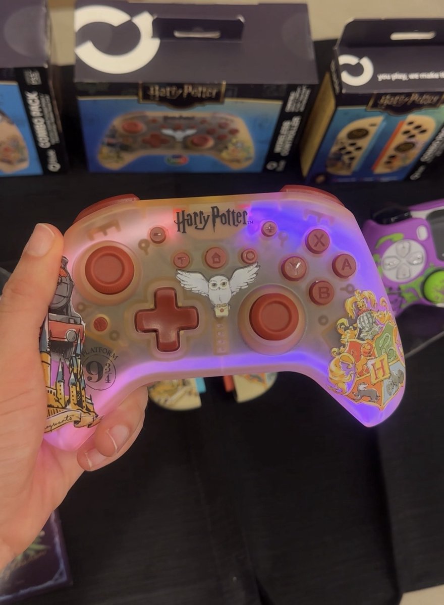 blade__es's tweet photo. Potterheads, hoy es vuestro día. Reserva el mando de Harry Potter de Blade en @VideojuegosGAME 

👉Compatible con PC, Switch 2, Switch, iOS y Android. 

🎮Mando Harry Potter: https://t.co/KbaPYsETCx https://t.co/Yj6Lvw8eHp