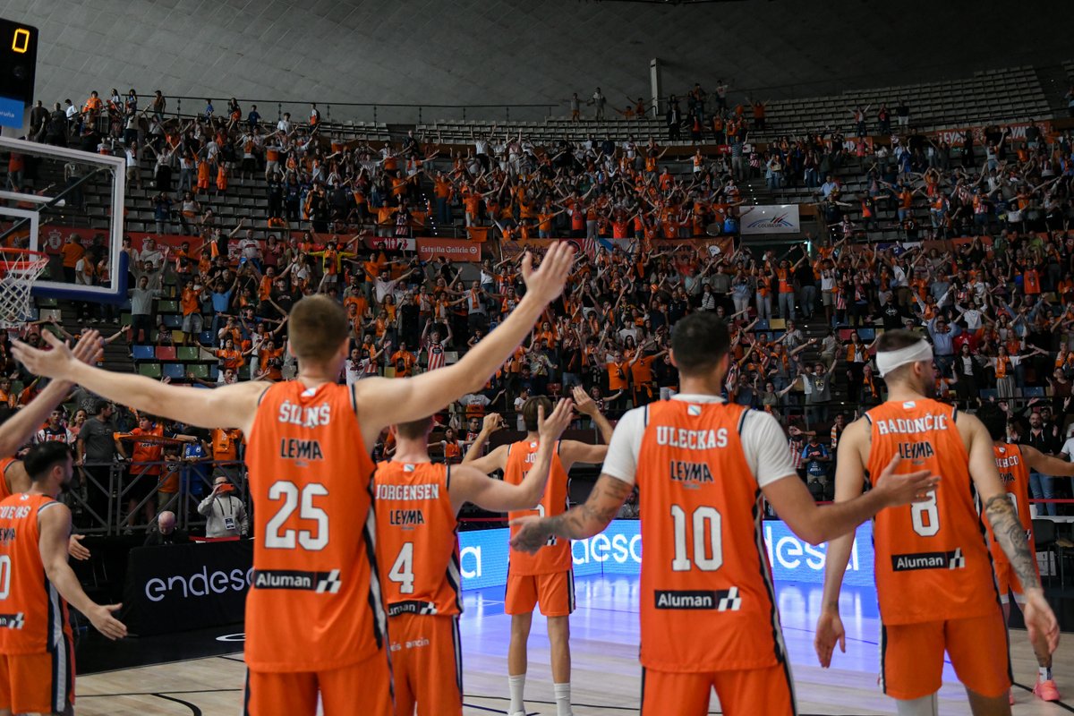 basketlover's tweet photo. Sudor, lágrimas... y 𝒔𝒂𝒏𝒈𝒓𝒆

Disfrutadla, @basquetcoruna, la primera victoria ya está en casa🫡

#LigaEndesa https://t.co/onr1w8tS8f
