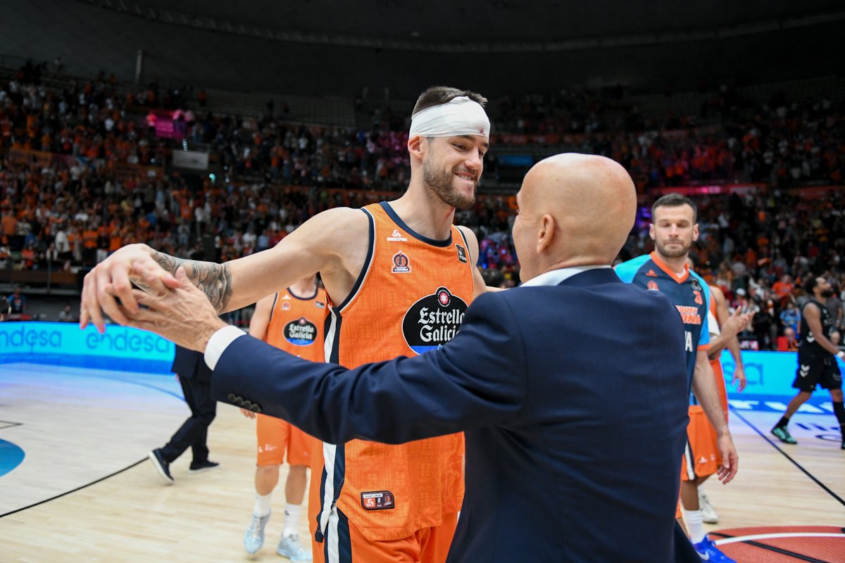 basketlover's tweet photo. Sudor, lágrimas... y 𝒔𝒂𝒏𝒈𝒓𝒆

Disfrutadla, @basquetcoruna, la primera victoria ya está en casa🫡

#LigaEndesa https://t.co/onr1w8tS8f