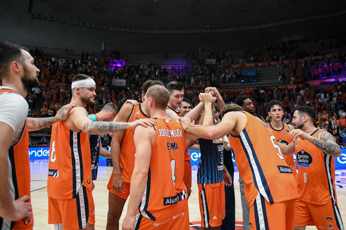 basketlover's tweet photo. Sudor, lágrimas... y 𝒔𝒂𝒏𝒈𝒓𝒆

Disfrutadla, @basquetcoruna, la primera victoria ya está en casa🫡

#LigaEndesa https://t.co/onr1w8tS8f
