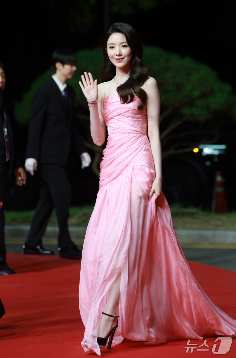 wwwshuhua's tweet photo. [PRESS] 261006 SHUHUA @ #BIFF2026

슈화 오래오래 행복하게 BIFF
#SHUHUAxBIFF2026
#오래오래행복하게_부국제_슈화

#아이들 #idle #アイドゥル 
#슈화 #SHUHUA #舒華 #シュファ https://t.co/KN2cqZT0Bv
