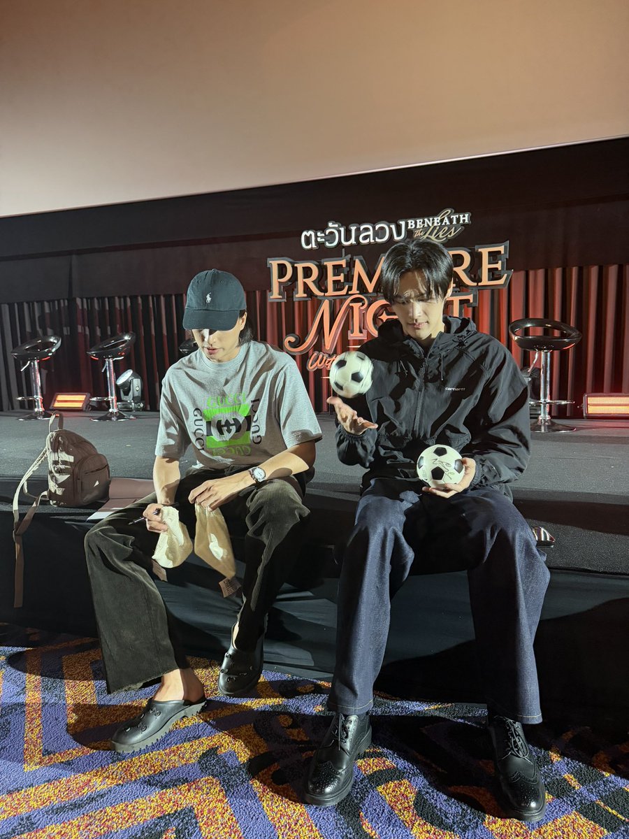 beneat33080's tweet photo. ซ้อมเสร็จแล้วคับ เตะบอลบนเวทีแน่นอน 5555555555 #ตะวันลวงPremiereNight https://t.co/jHVuoqph6E
