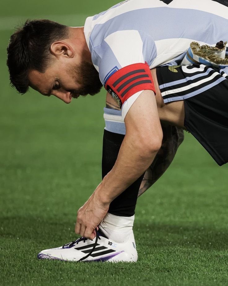 TheMahleek's tweet photo. THE GREATEST THERE IS. THE GREATEST THERE WAS. THE GREATEST THERE EVER WILL BE. 

LIONEL MESSI’S LAST DAY AT THE OFFICE FOR ARGENTINA. 🐐 https://t.co/GZD9bw39l8