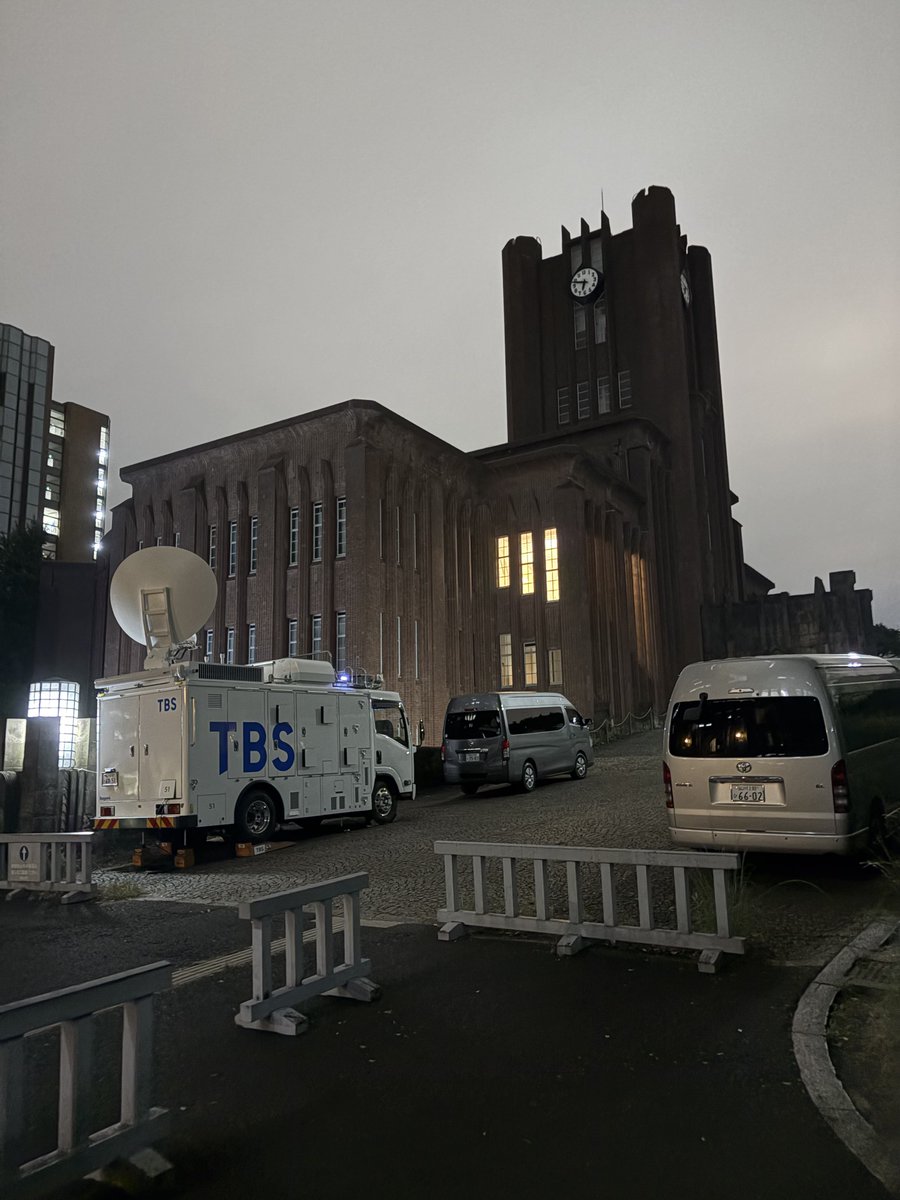 oka_moto_sa_ki's tweet photo. 毎年思っていること：なんでTBSだけ入構許されてるんだろ https://t.co/N1bTq56ImV