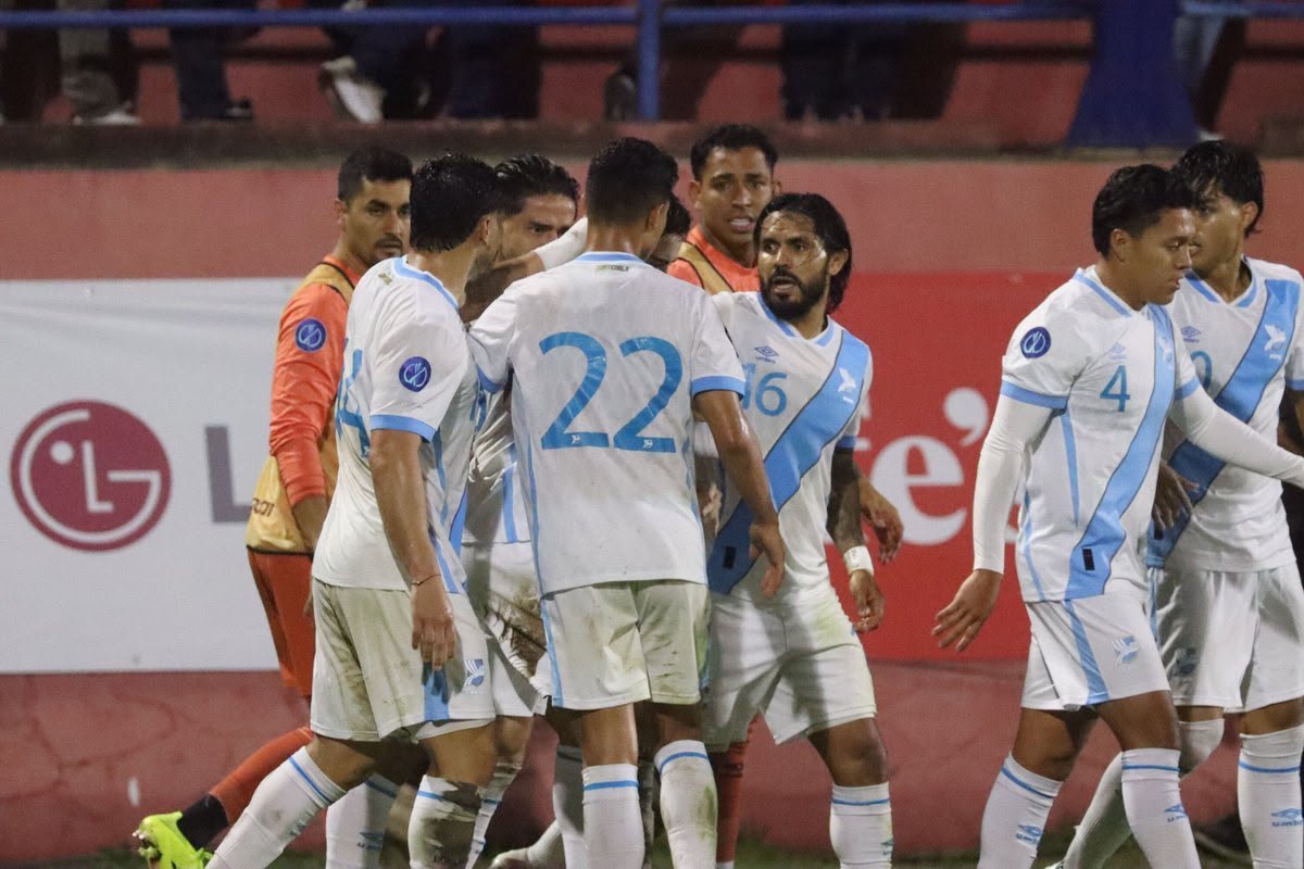rudyguzmangt's tweet photo. ¡GUATE ESTÁ EN CUARTOS! 🇬🇹
¡Felicitaciones, Selección!
#Nosotros celebramos este triunfo. 🇬🇹👏
¡Qué manera de cerrar! Gol de Matthew Evans en el último suspiro y Guatemala hace historia.
#ModoSelección #Guatemala #ACuartos https://t.co/aYPXSpUpxm