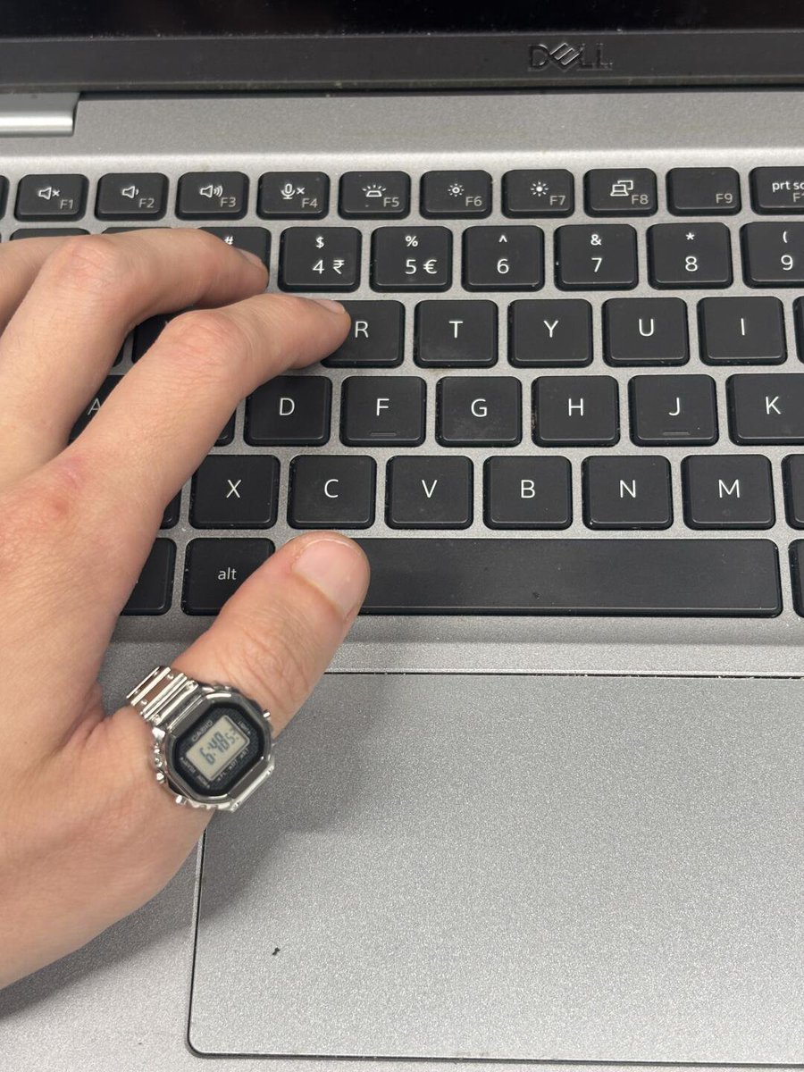 littlemeezsiw's tweet photo. Ternyata jam tangan cincin Casio lucu banget gilakkk 😭❤️ Padahal dulu sempet mikir kelewat aneh ngapain bikin bentuk cincin, tapi pas liat dipake gini malah gemes parah https://t.co/lCqgM2pT2J