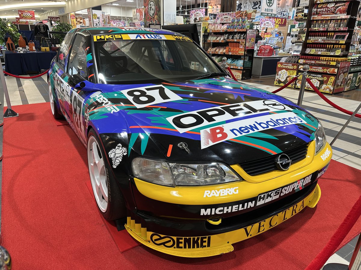 Syun_FiestaST8's tweet photo. 今日から始まった駿河湾沼津サービスエリア下りで展示されてるHKSのオペル・ヴェクトラ見にきた！！！
めっちゃカッコ良すぎて、色々見入ってしまった！！
まさかHKSがこんなのを残していたなんてまじで驚き！！ https://t.co/uvlpn6Ili1