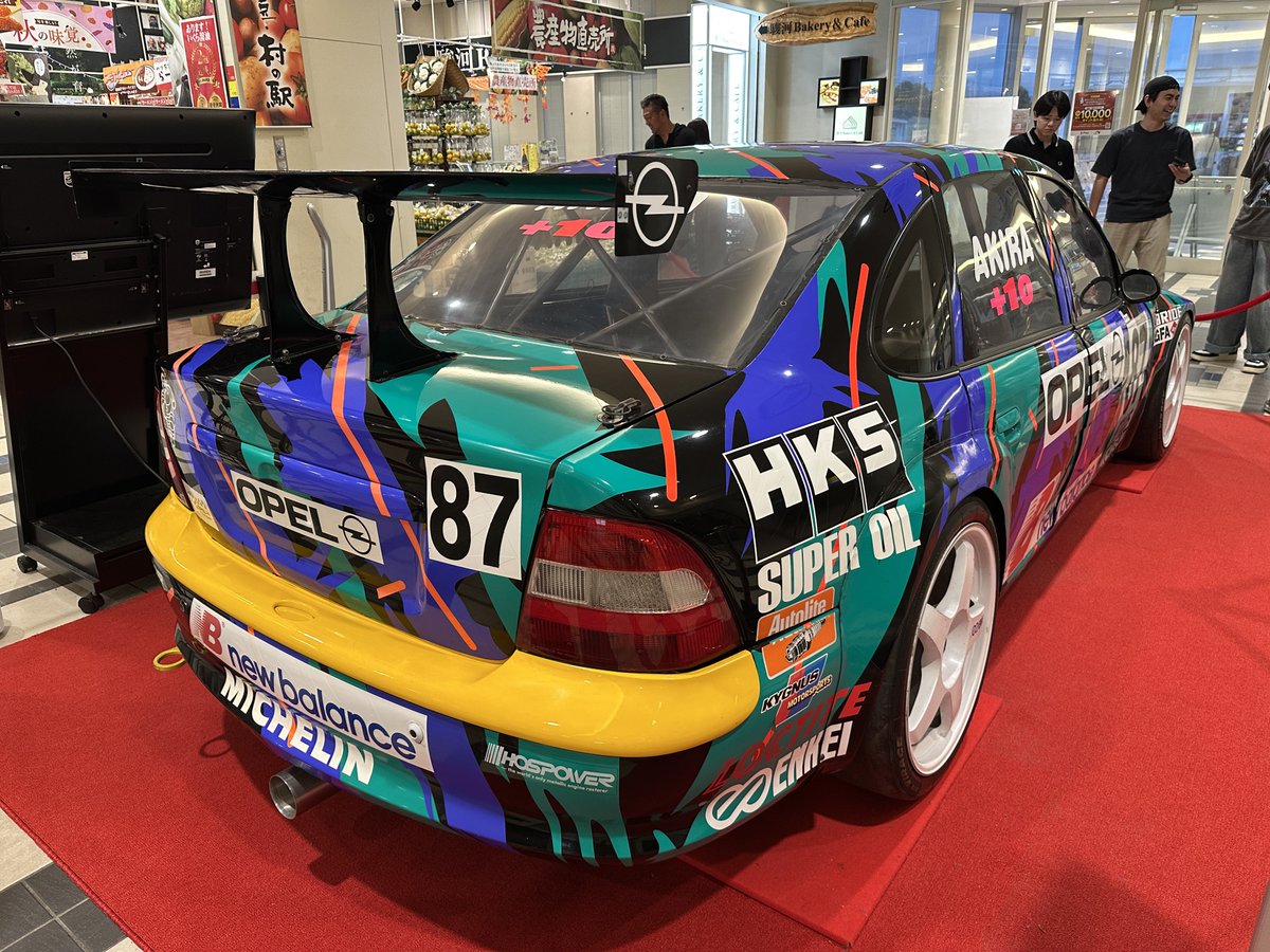 Syun_FiestaST8's tweet photo. 今日から始まった駿河湾沼津サービスエリア下りで展示されてるHKSのオペル・ヴェクトラ見にきた！！！
めっちゃカッコ良すぎて、色々見入ってしまった！！
まさかHKSがこんなのを残していたなんてまじで驚き！！ https://t.co/uvlpn6Ili1