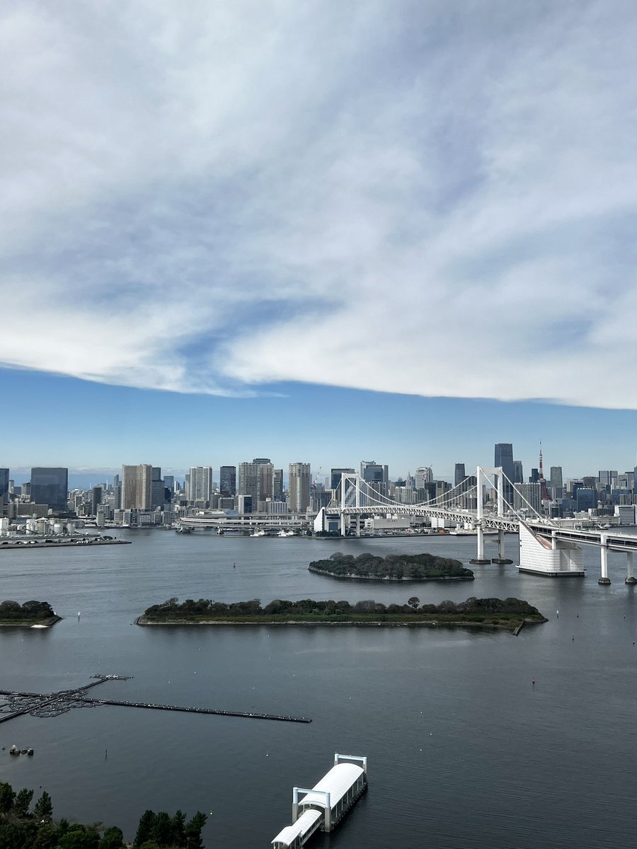 manish_tummala's tweet photo. 今日空にずっとキレイな 境界線ありました〜 https://t.co/emcUtGDtom