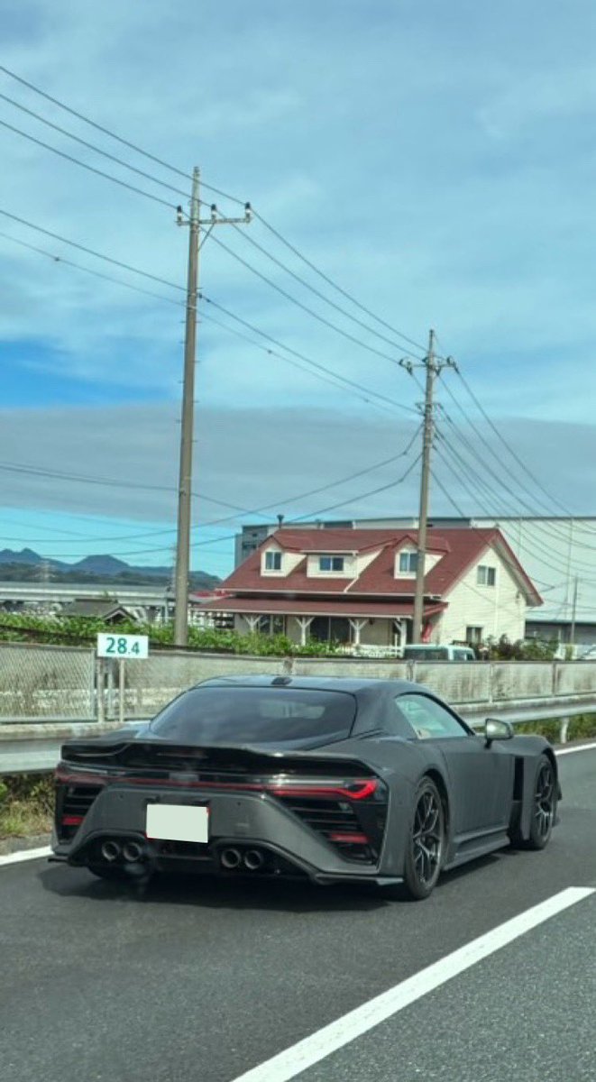 pinohal's tweet photo. 某日某所自動車専用道路
GR GT目撃
急いで同乗者に撮影を頼んだからあまりうまく撮れず
#grgt 
#toyota https://t.co/w0D5E2aWbJ