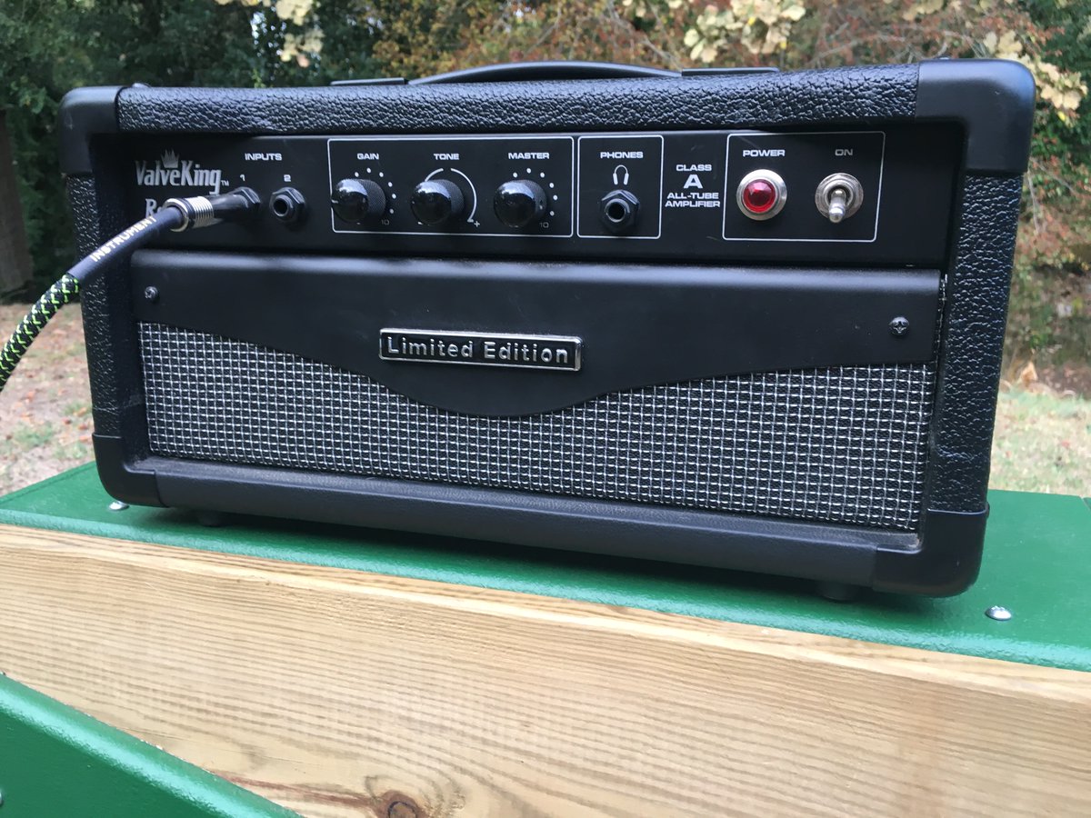 JuliuZ336039242's tweet photo. Big Custom made in France, un vieux Warp7 devient une Baffle 1X12 éminence redoutable ! Et un combo Peavy a bout de souffle devient une tête à lampe de Classe A, mangeuse de pédale 😁👍, j'aime aussi travailler l'esthétique quelque soit mon oeuvre ✌️😁😁⚡️🇫🇷 https://t.co/FHJnL9SUkS