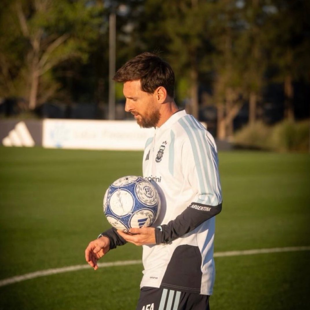 Zone_pitch's tweet photo. 🚨📲 𝗡𝗘𝗪: Leo Messi: “Special moments, which I know I will start missing.. 🇦🇷.” https://t.co/KYqBV0dTTX