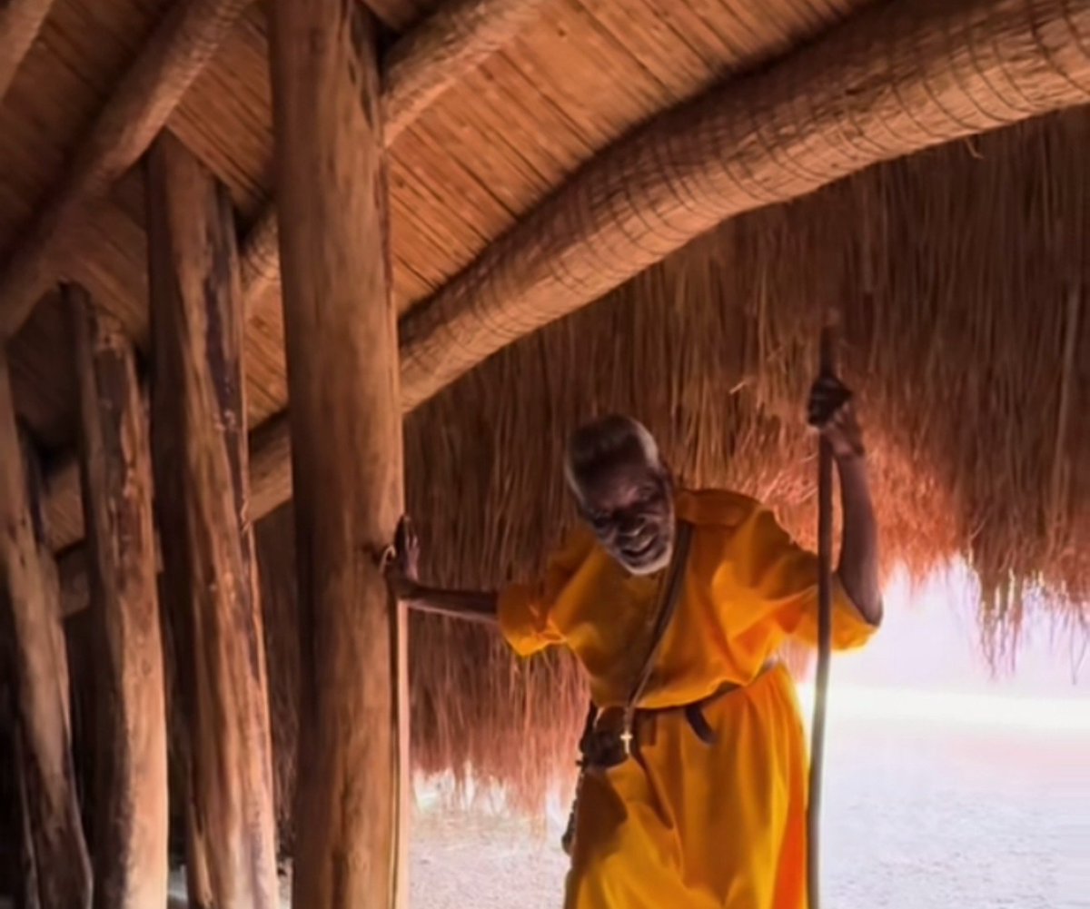 omusuugawaKLA's tweet photo. THE OLDEST GUARD AT KASUBI ROYAL TOMBS👑💓 

The oldest traditional royal guard at the Kasubi Tombs is a 99- to 101-year-old guard named Nsigo.

Nsigo is stationed at the main entrance gatehouse, known as Bujja Bukula (or Bajjabakula), which welcomes visitors to the sacred royal grounds.