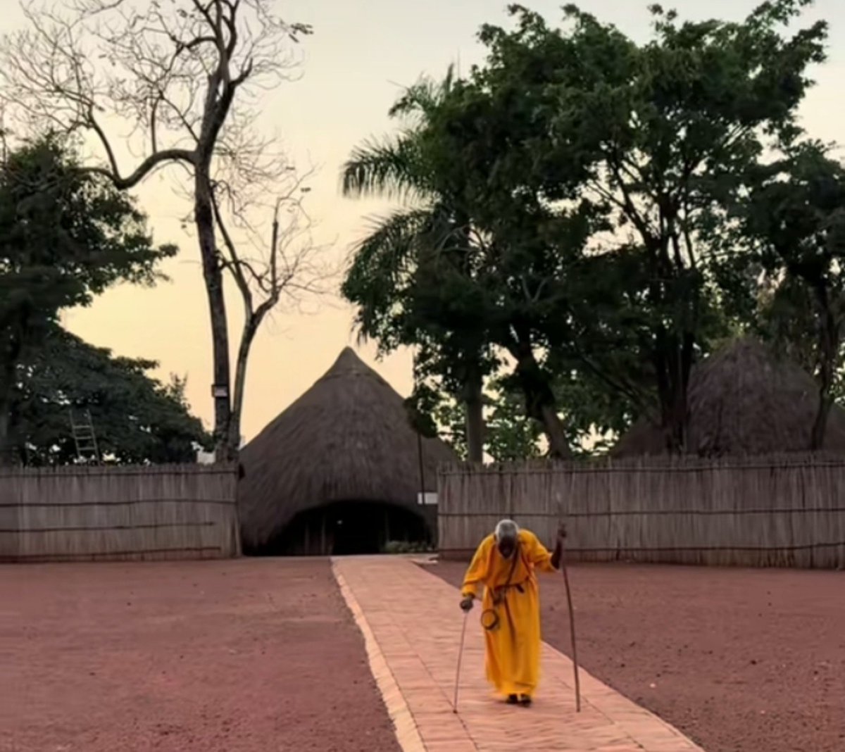 omusuugawaKLA's tweet photo. THE OLDEST GUARD AT KASUBI ROYAL TOMBS👑💓 

The oldest traditional royal guard at the Kasubi Tombs is a 99- to 101-year-old guard named Nsigo.

Nsigo is stationed at the main entrance gatehouse, known as Bujja Bukula (or Bajjabakula), which welcomes visitors to the sacred royal grounds.