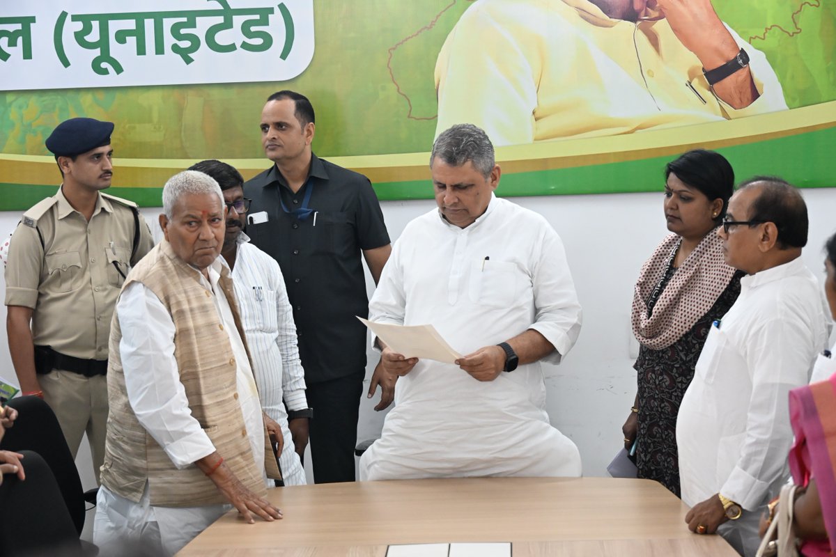 Jduonline's tweet photo. (1/2) 
जनसुनवाई के माध्यम से राज्य में लोगों की समस्याओं का निरंतर समाधान किया जा रहा है।

सुशासन और जनता के प्रति जवाबदेही सुनिश्चित करने की इसी प्रतिबद्धता के तहत आज पटना स्थित जद (यू) प्रदेश कार्यालय में आयोजित जनसुनवाई कार्यक्रम में माननीय उपमुख्यमंत्री श्री विजय कुमार चौधरी जी एवं माननीय मंत्री श्री शैलेश कुमार उर्फ बुलो मंडल जी ने आमजनों की समस्याएं सुनीं और उनके त्वरित निराकरण के लिए संबंधित पदाधिकारियों को आवश्यक दिशा-निर्देश दिए।

इस अवसर पर विधान परिषद में पार्टी के मुख्य सचेतक श्री संजय कुमार सिंह उर्फ गांधी जी एवं कार्यक्रम के समन्वय हेतु प्रदेश महासचिव सह मुख्यालय प्रभारी श्रीमती अंजुम आरा जी भी उपस्थित रहीं।

#JanSunwai #Bihar #JDU #JanataDalUnited