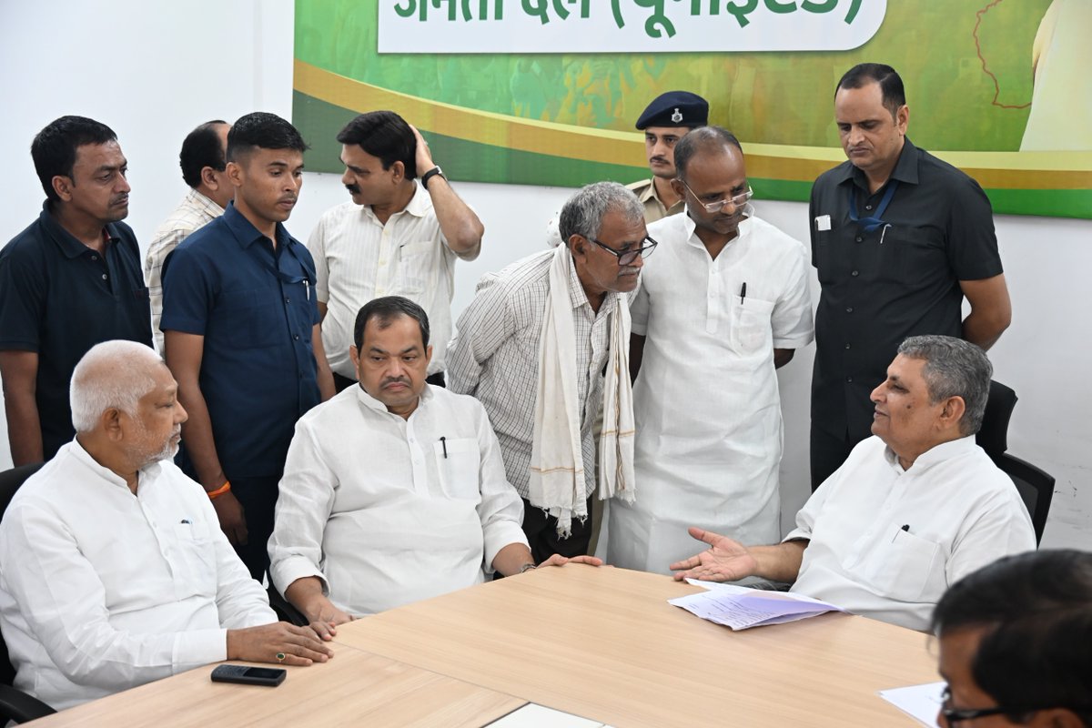 Jduonline's tweet photo. (1/2) 
जनसुनवाई के माध्यम से राज्य में लोगों की समस्याओं का निरंतर समाधान किया जा रहा है।

सुशासन और जनता के प्रति जवाबदेही सुनिश्चित करने की इसी प्रतिबद्धता के तहत आज पटना स्थित जद (यू) प्रदेश कार्यालय में आयोजित जनसुनवाई कार्यक्रम में माननीय उपमुख्यमंत्री श्री विजय कुमार चौधरी जी एवं माननीय मंत्री श्री शैलेश कुमार उर्फ बुलो मंडल जी ने आमजनों की समस्याएं सुनीं और उनके त्वरित निराकरण के लिए संबंधित पदाधिकारियों को आवश्यक दिशा-निर्देश दिए।

इस अवसर पर विधान परिषद में पार्टी के मुख्य सचेतक श्री संजय कुमार सिंह उर्फ गांधी जी एवं कार्यक्रम के समन्वय हेतु प्रदेश महासचिव सह मुख्यालय प्रभारी श्रीमती अंजुम आरा जी भी उपस्थित रहीं।

#JanSunwai #Bihar #JDU #JanataDalUnited