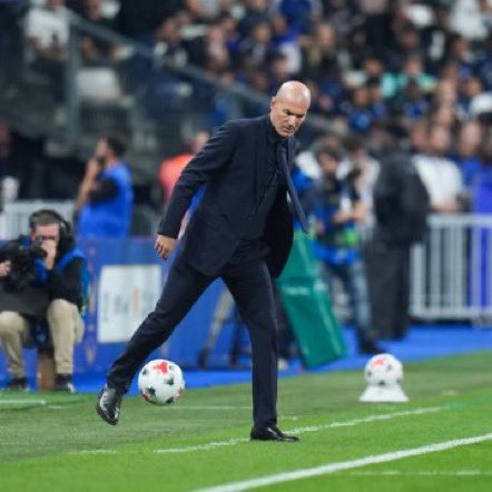 Zone_pitch's tweet photo. 🚨🗣️ 𝗡𝗘𝗪: Rayan Cherki: "Zidane did some nice ball controls today..."

"Those BIG POLISHED SHOES HE HAS!" https://t.co/XthD4f2DMz