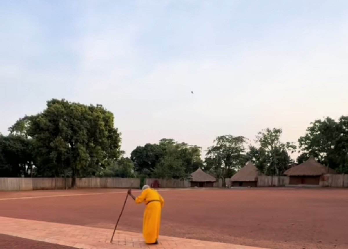 omusuugawaKLA's tweet photo. THE OLDEST GUARD AT KASUBI ROYAL TOMBS👑💓 

The oldest traditional royal guard at the Kasubi Tombs is a 99- to 101-year-old guard named Nsigo.

Nsigo is stationed at the main entrance gatehouse, known as Bujja Bukula (or Bajjabakula), which welcomes visitors to the sacred royal grounds.