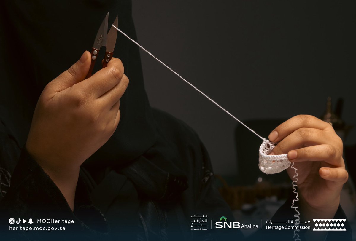 MOCHeritage's tweet photo. بخيوطٍ تنسجها الأيدي الماهرة؛ طوّر المشاركون مهاراتهم في حياكة الطواقي، خلال دورة تدريبية ضمن برامج #أهالينا، المقامة في #بيت_الحرفيين للورد الطائفي بالطائف بالتعاون مع مجموعة #SNB 

#هيئة_التراث https://t.co/YjvHUeKK1T