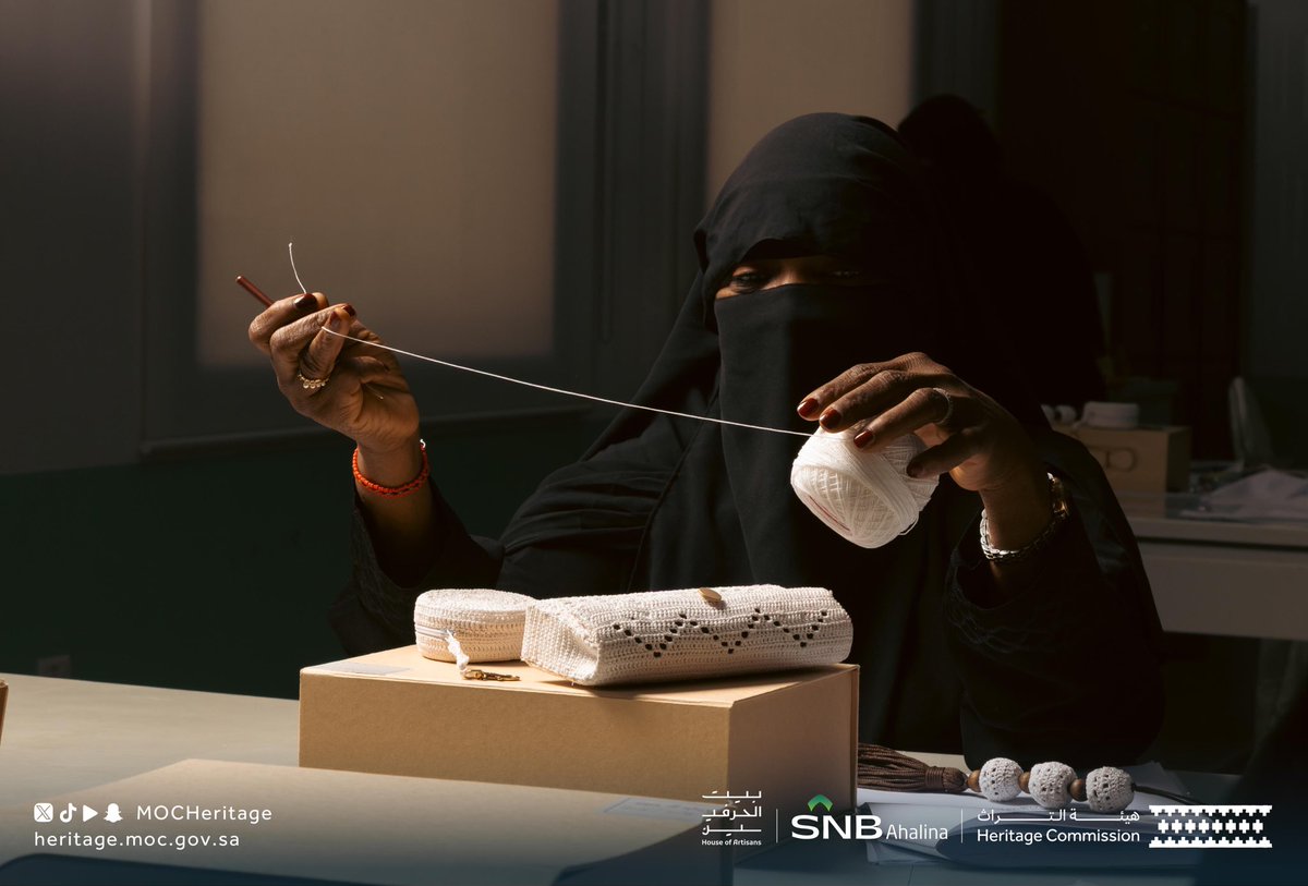 MOCHeritage's tweet photo. بخيوطٍ تنسجها الأيدي الماهرة؛ طوّر المشاركون مهاراتهم في حياكة الطواقي، خلال دورة تدريبية ضمن برامج #أهالينا، المقامة في #بيت_الحرفيين للورد الطائفي بالطائف بالتعاون مع مجموعة #SNB 

#هيئة_التراث https://t.co/YjvHUeKK1T