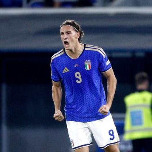 Zone_pitch's tweet photo. 🚨 𝗗𝗜𝗗 𝗬𝗢𝗨 𝗞𝗡𝗢𝗪: Francesco Pio Esposito from Italy matched a record from Giuseppe Meazza.

He became only the second player in Italy's history to score 7 goals with the national team before the age of 21. https://t.co/Yh7QOopQCL