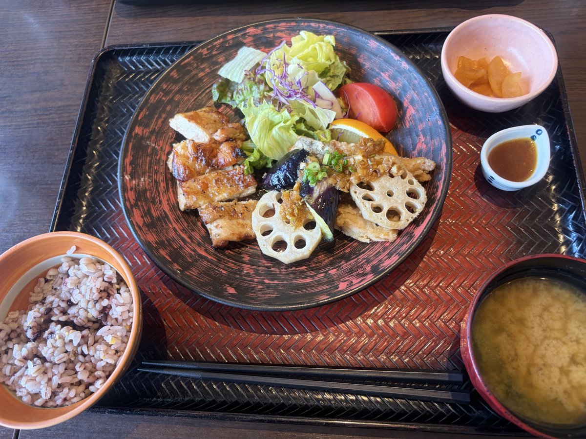 msk_a_max's tweet photo. 遠目の商業施設に行って　食べたことないところでランチしようって言ってたのに　大戸屋さん！
美味しいのよね♪
初めて食べるメニューだからよいかな https://t.co/O12HMMiqKv