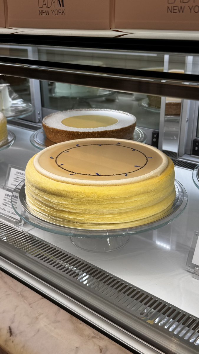 youarewhatuluv's tweet photo. อยากกิน Lady M อีกกก 😊🍰
ช่วงนี้นึกถึงเครปเค้กขึ้นมาบ่อยมากกก
แป้งบาง ๆ ครีมนุ่ม ๆ กินเพลินจนหมดชิ้นแบบไม่รู้ตัว 555 ถ้ามีคนชวนไปกินตอนนี้คือพร้อมไปเลยยย 🤣 https://t.co/k3yPigQFFW
