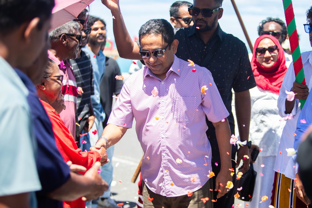 PNFront's tweet photo. ރައީސް ޢަބްދުﷲ ޔާމީން ޢަބްދުލްޤައްޔޫމް މިއަދު އައްޑޫ ސިޓީ ހުޅުދޫ މީދޫ އަށް ކުރެއްވި ޒިޔާރަތުގައި، އެ ސިޓީގެ ގިނަ އަދަދެއްގެ ރައްޔިތުން ނުކުމެ އެމަނިކުފާނަށް ވަރަށް ހޫނު މަރުޙަބާއެއް ދަންނަވައިފިއެވެ. https://t.co/hLy2rzJL2G