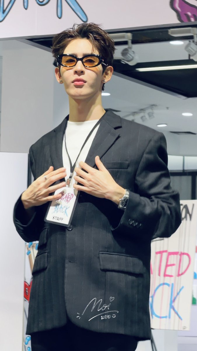 moi86400's tweet photo. James looks incredibly sharp and has so much swag in this outfit. 🖤

ISOLATED BLACK EXHIBITION 2 D1
#isolatedblvck2
#JamesSu https://t.co/TmE52r0Xiw