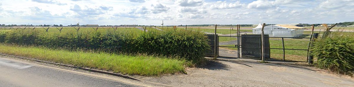 jack_reever's tweet photo. @ArmyE0D @RobManess RAF Fairford was built for a just, fair and honest population.. The currently explody population of the place are neither of the above.. I mean, look at this fence.. No security, no cameras etc.. Pair of sidecutters, 5 minutes and you can drive whole war party in there. https://t.co/bwpOhCudPL