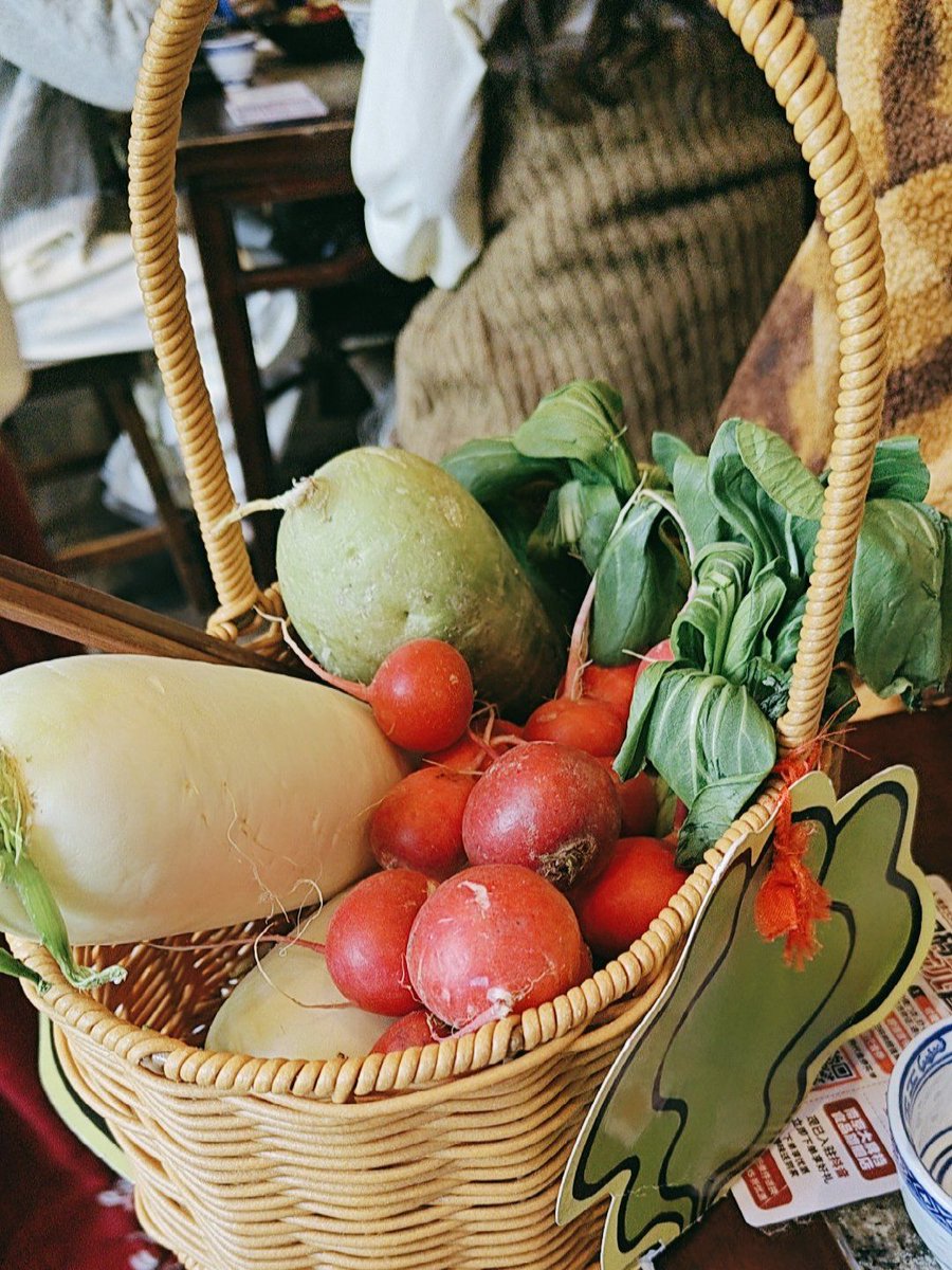 Vanesa02949599's tweet photo. My dad spent a long time to grow the sweet melon, so we use satin ribbons to decorate it for the family dinner! https://t.co/90MXIgHwUG